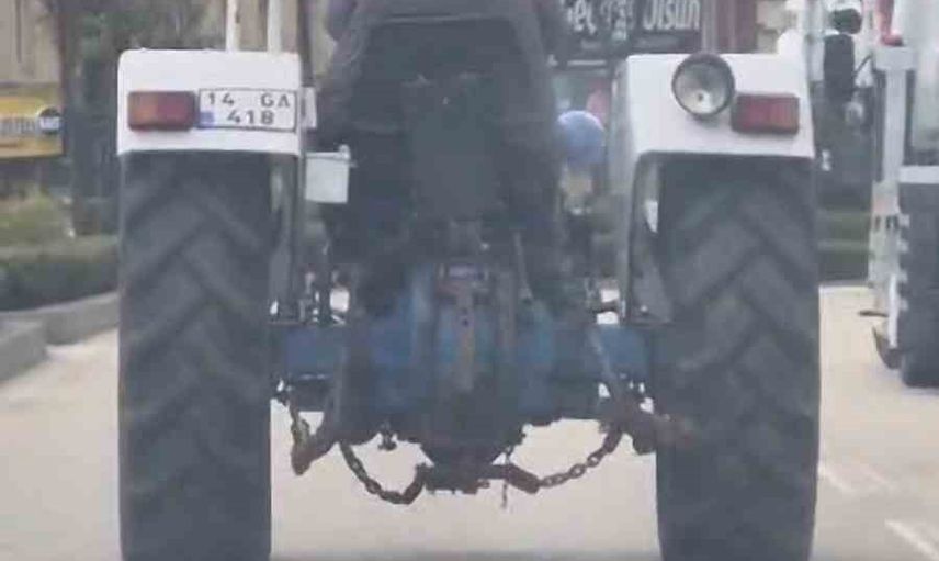Bolu'da başına duba geçirip traktör süren kişi caddede ilgi odağı oldu
