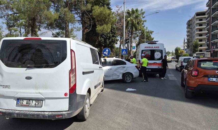 Adıyaman’da kavşakta çarpışma: otomobil sürücüsü yaralandı