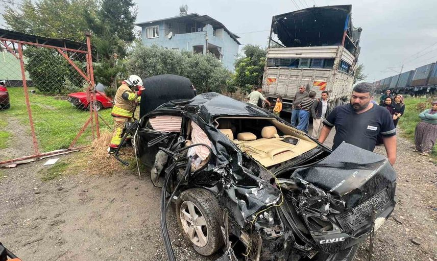 Dörtyol'da trenle çarpışma: otomobildeki 2 kişi yaralandı
