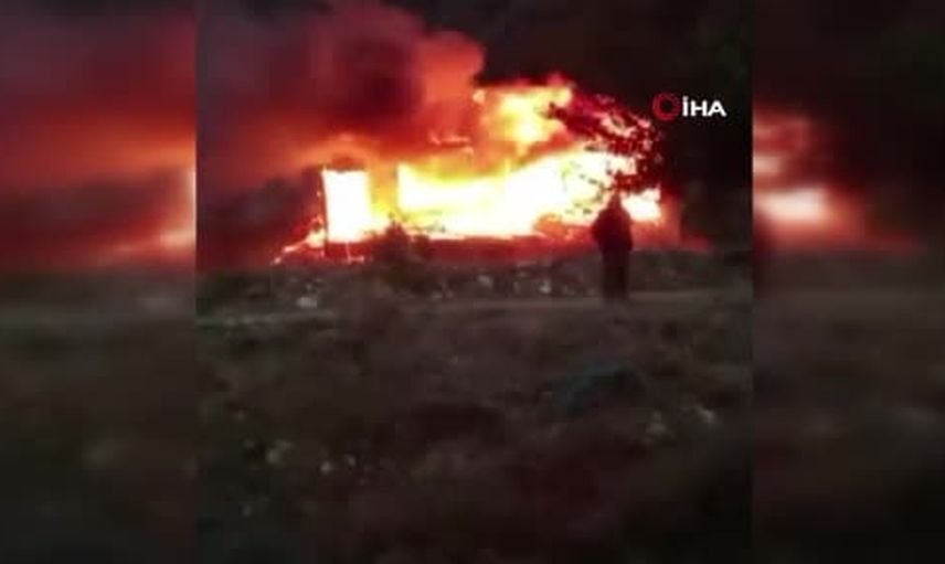 Rüzgarın etkisiyle Doğantepe'de ahşap ev küle döndü