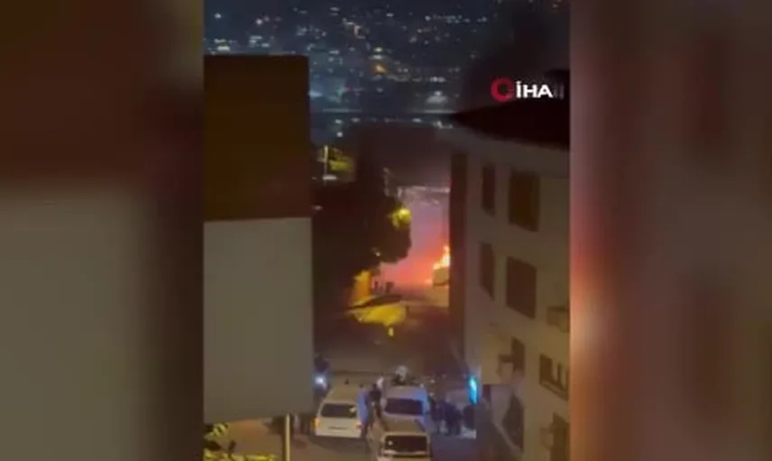 Gece 21.00'de Eyüpsultan'da alev alan hafif ticari araç kullanılamaz hale geldi
