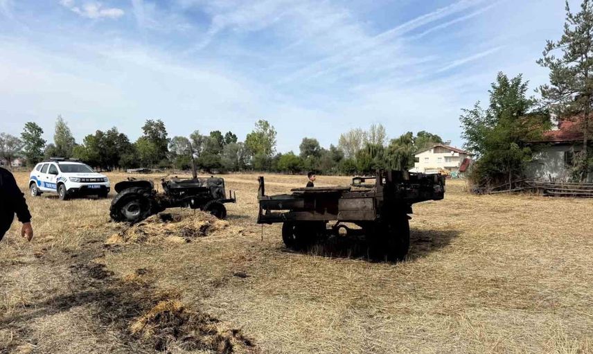 Çitler Mahallesi'nde saman balyası yangını traktör ve römorku kullanılamaz bıraktı