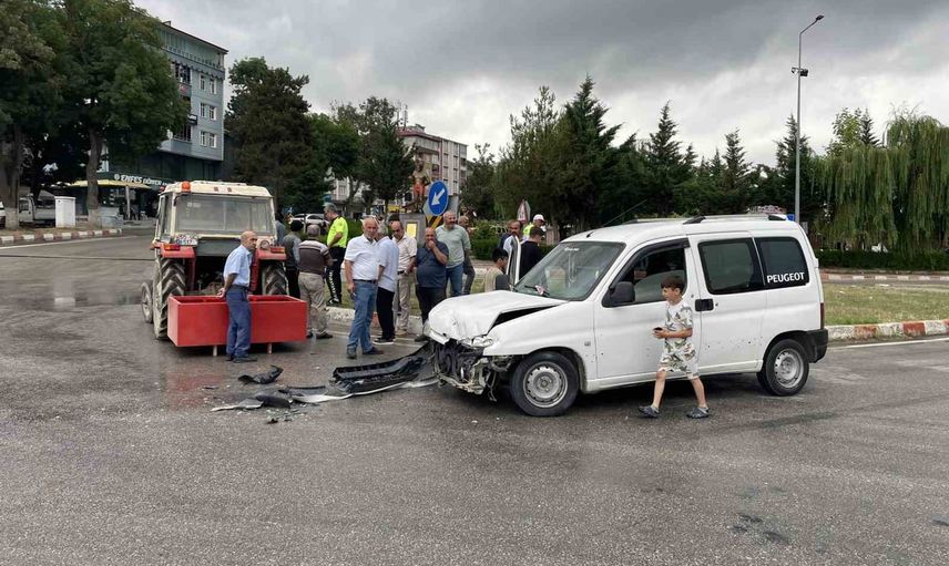 Kavak'ta İstasyon Kavşağı'nda çarpışma: araçlarda maddi hasar