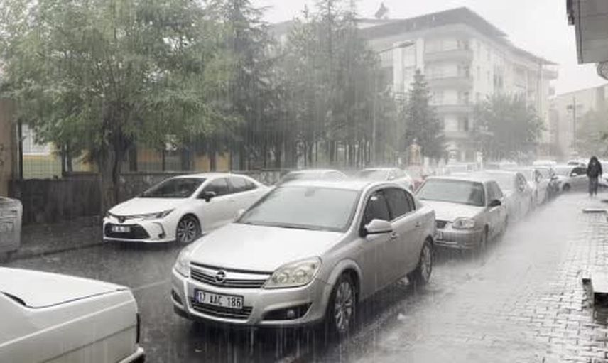 Bingöl'de öğleden sonra başlayan kuvvetli sağanak kent merkezini etkiledi