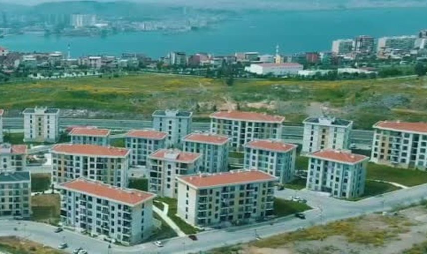 Saygılı, Bayraklı'daki depremzede ailelerin yeni konutlarını ziyaret etti