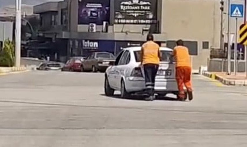 Temizlik işçilerinin yolda kalan sürücüye yardım eli