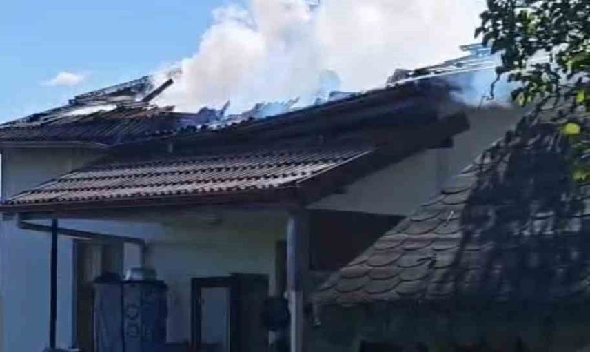 Safranbolu'da çatı alevleri büyümeden söndü: itfaiye hızlı müdahale etti