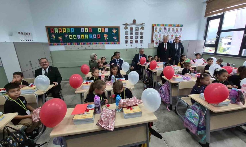 Vali Makas ilk ders zilini çaldı: Düzce'de 75 bin 523 öğrenci ders başı yaptı