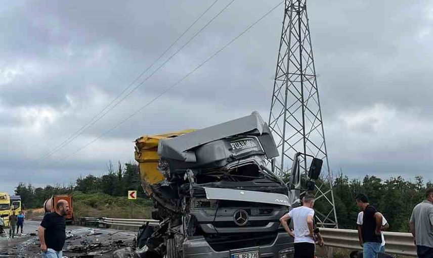 Şile Ömerli yolunda tır çarpışması: iki araç hurdaya döndü