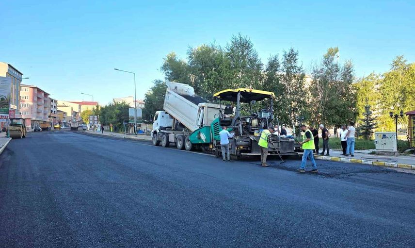 Ardahan’da yollar yenileniyor: asfalt serimi şehir genelinde sürüyor