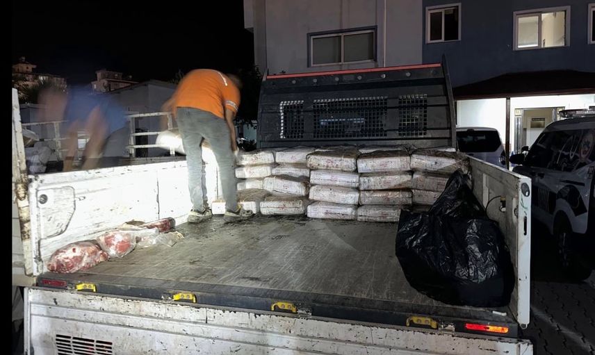 Soğuk zinciri bozulmuş etleri çöpten alıp satmaya çalışırken yakalandılar