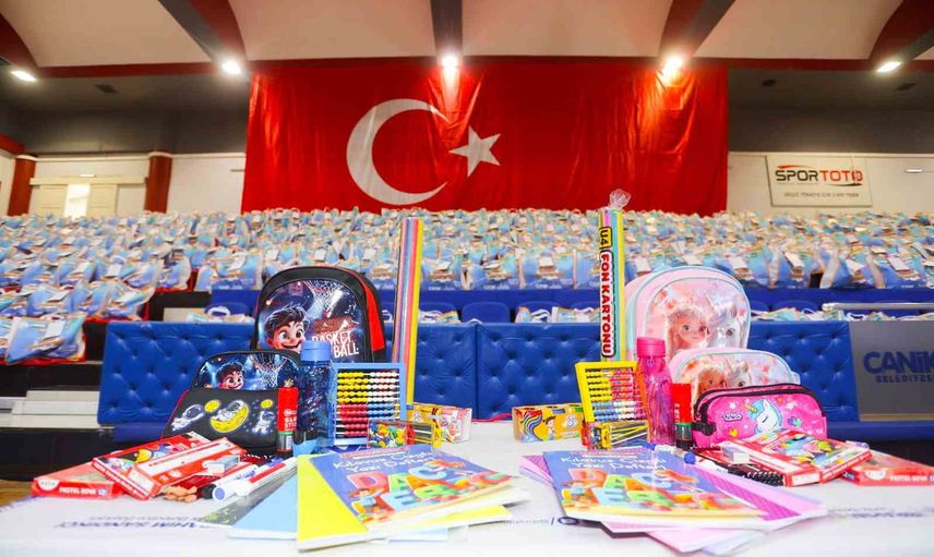 Canik'ten ilkokula başlayanlara çanta ve kırtasiye desteği