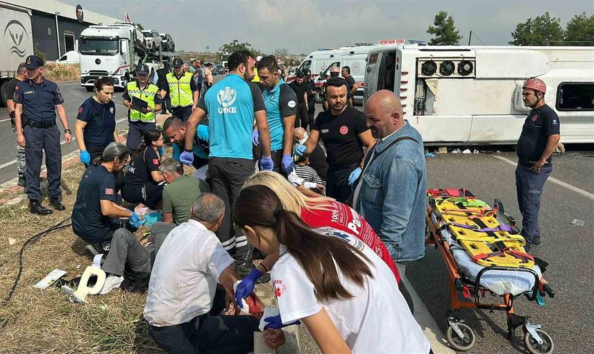 Antalya'ya 25 kilometre kala midibüs devrildi: 17 kişi yaralandı