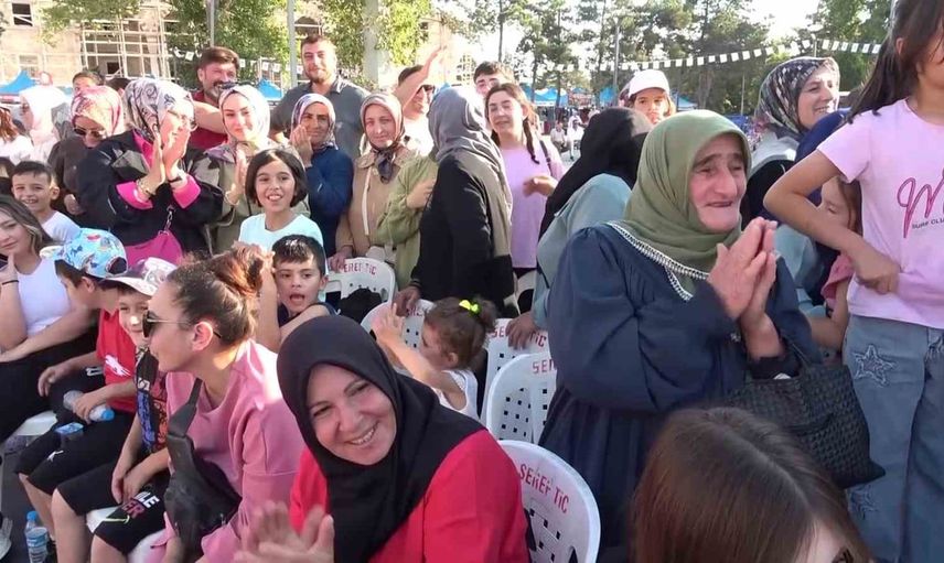 Suluova'da boğalar kırmızı halıda yürüdü, 1,1 tonluk 'Çınar' şampiyon oldu