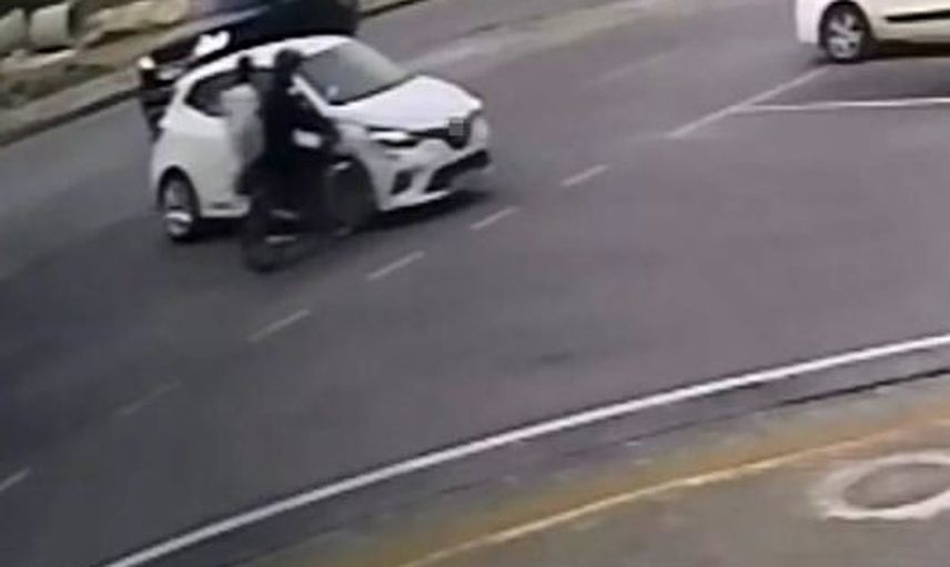 Mersin'de kavşakta otomobille çarpışan motosiklette iki kişi hafif yaralandı