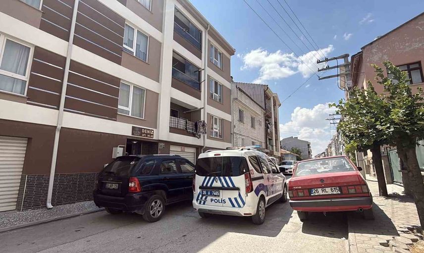 Pencere kenarında dengesini kaybeden 15 yaşındaki çocuk arka bahçeye düşüp hastaneye kaldırıldı