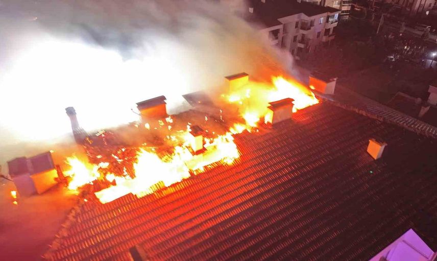 Gece yarısı alevler çatıyı sardı: dron görüntüleri tahliye anını gösterdi