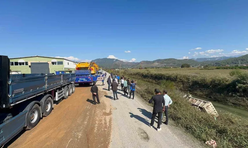 Tersakan Çayı'nda ıslah çalışmasında kamyon devrildi