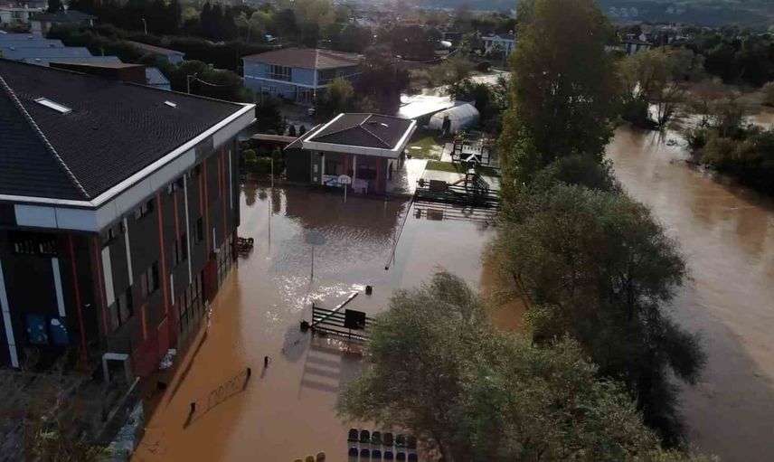Sel suları Şile Kumbaba'da ev ve villaları bastı