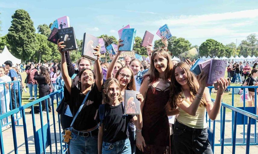 Kültürpark'ta kitap coşkusu: İZKİTAP okurları son günde yazarlarla buluşuyor