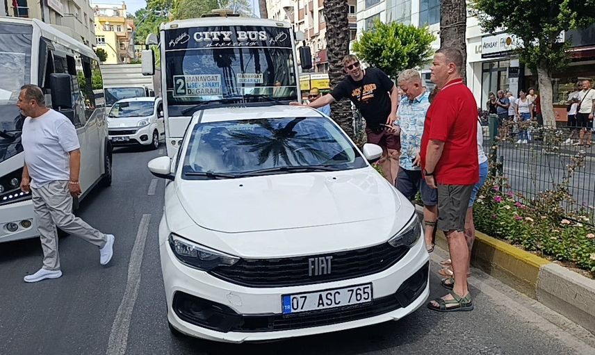 Manavgat'ta yaya için duran Alman sürücüye vatandaşlardan destek