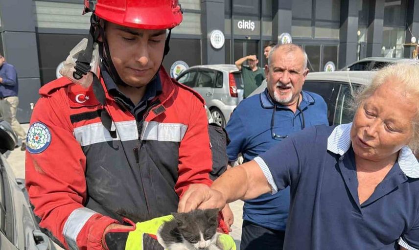 Motor bölümüne sıkışan kedi itfaiye tarafından kurtarıldı