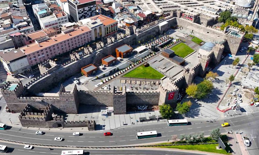 Kayseri'de yeşil alanlarda kapsamlı bakım seferberliği