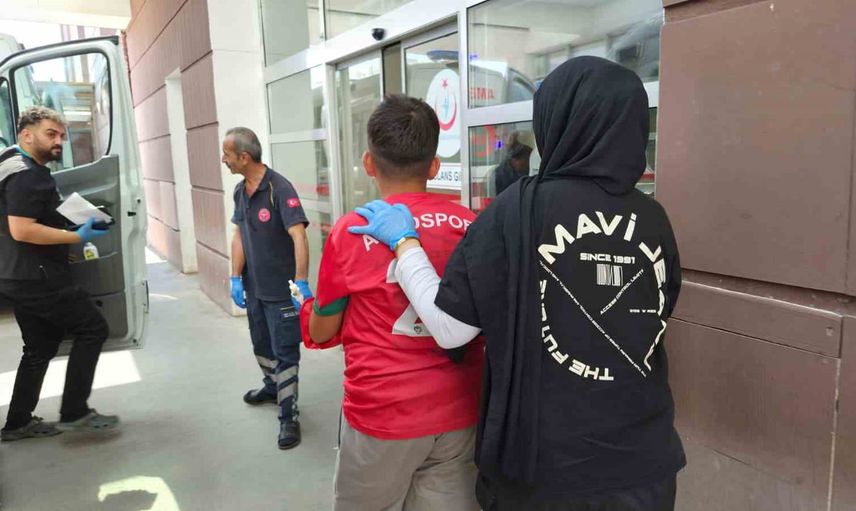 Adıyaman'da İmam Azam Caddesi'nde elektrikli ve pedallı bisiklet çarpıştı