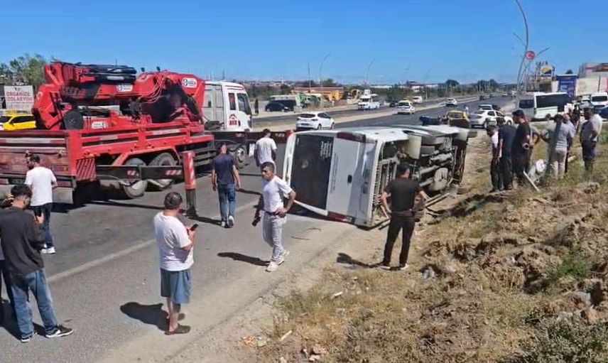 Çerkezköy'de kavşağı ihlal eden minibüs direği devirdi, üç çocuk yaralandı