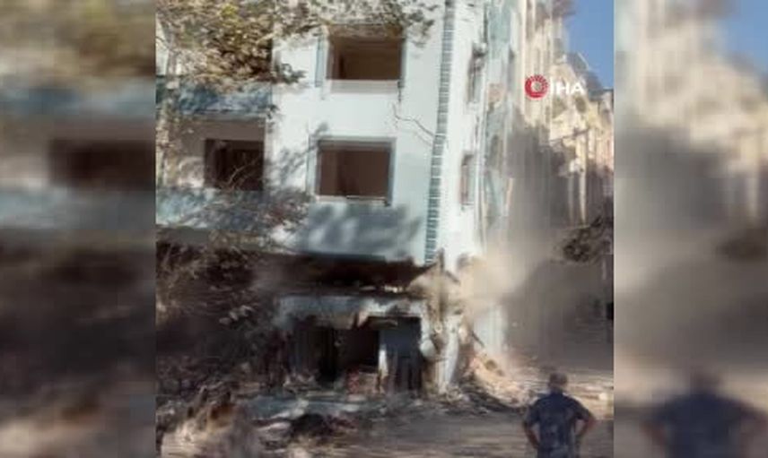 Yıkım sırasında toz bulutuyla çöken altı katlı binanın kameralara yansıyan anları
