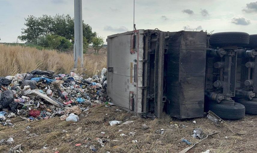 Adana'da atık taşıyan tır devrildi: sürücü itfaiye tarafından çıkarıldı