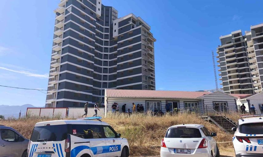 Ücretleri ödenmeyen işçiler 15 katlı inşaatın çatısına çıktı