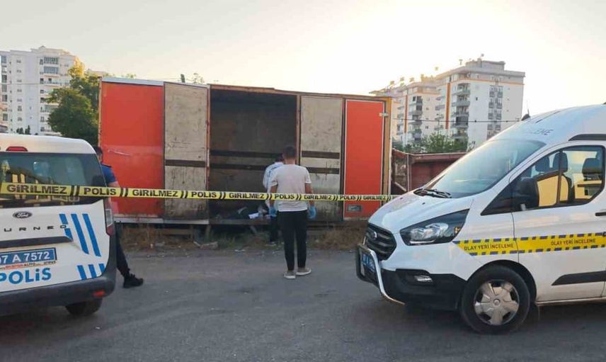 Konteynerin yanında ölü bulunan 66 yaşındaki Zeki Uysal'ın cenazesi adli tıp morguna kaldırıldı