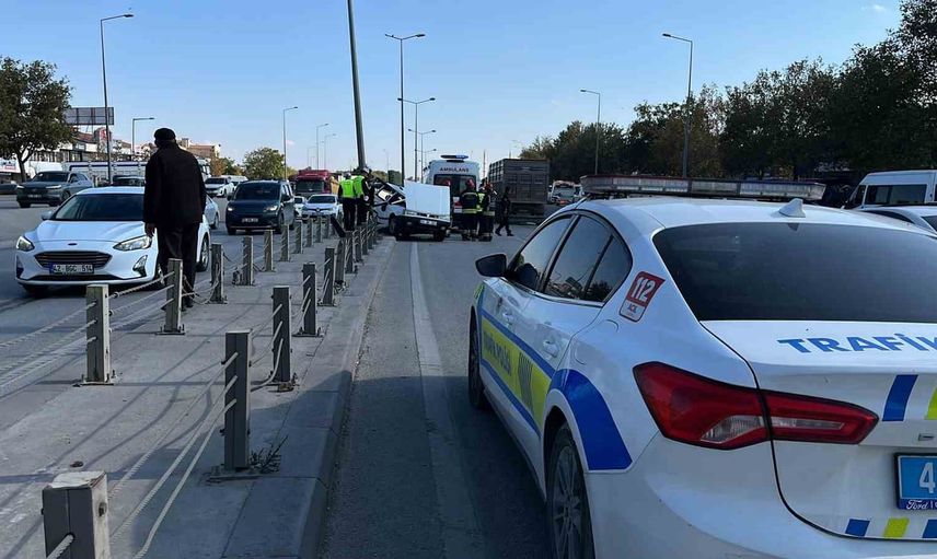 Refüje çarpan Tofaş hurdaya döndü, dört kişi yaralandı
