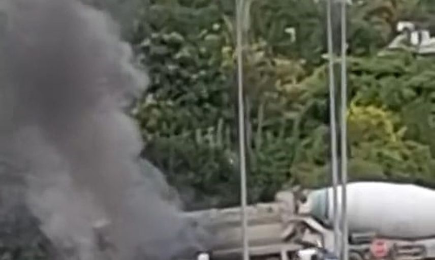 Beton mikseri sürücüsünün müdahalesi kamyondaki yangını büyümeden durdurdu