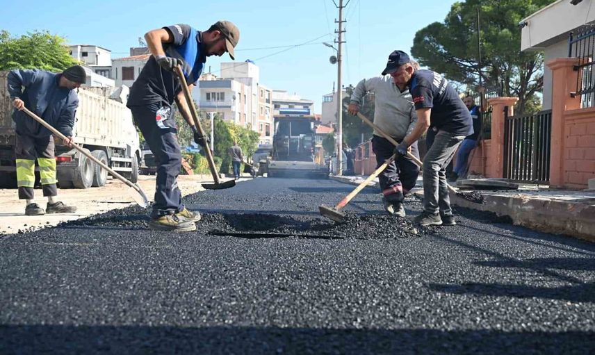 Kırkağaç'ta salı pazarı güzergâhı 1 kilometrede 4 bin ton sıcak asfaltla yenilendi