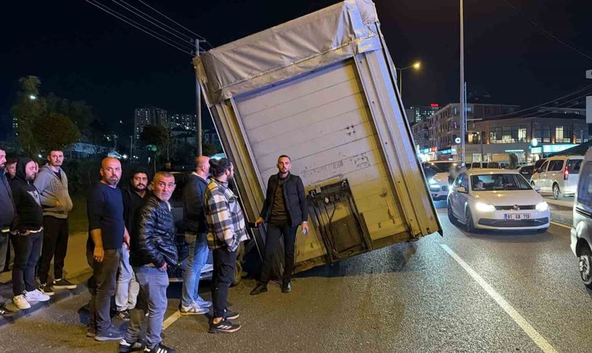 Dorsenin düşmesi park halindeki araçları kıl payı kurtardı