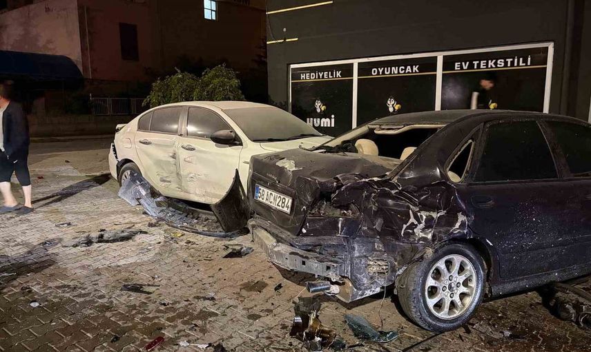 Kayseri'de kontrolü bozulan otomobil zincirleme kazaya yol açtı: araç alev aldı, 2 yaralı