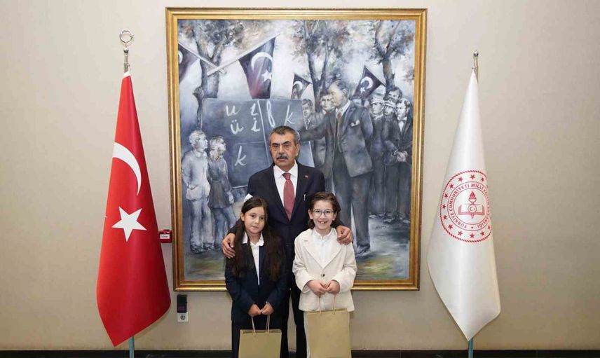 Cumhurbaşkanıyla türkü söyleyen minik müzisyenler bakan Tekin'i ziyaret etti