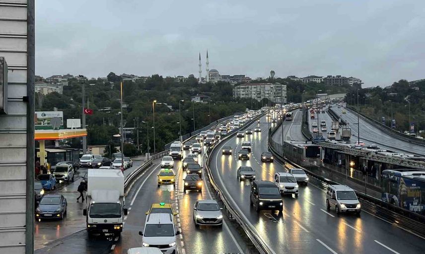 Yağışın ağır bastığı akşam: İstanbul trafiğinde yoğunluk yüzde 89'a çıktı