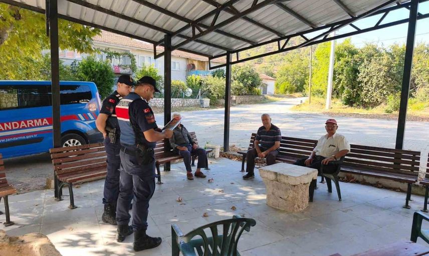 Köy kahvesinde jandarmadan dolandırıcılığa karşı yerinde bilgilendirme