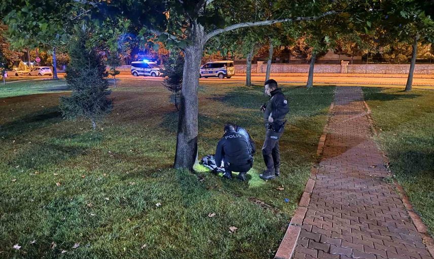 Bıçaklı kavgada zanlılar kaçtı, parktaki eşyalar incelemeye alındı