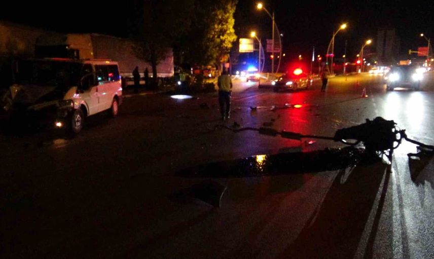 Minibüs ağaca çarptı, motor yola fırladı: iki kişi yaralandı