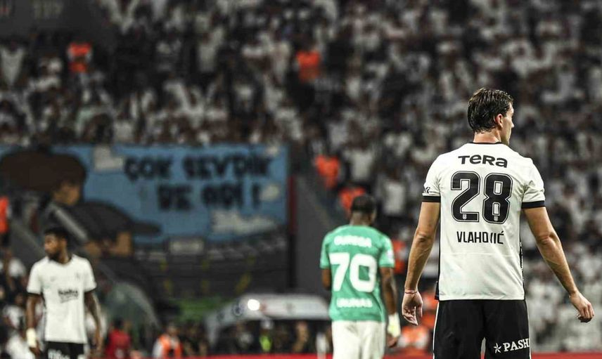 Vlahovic siyah-beyazla ilk kez sahaya çıktı, taraftar tezahüratı uzun sürdü