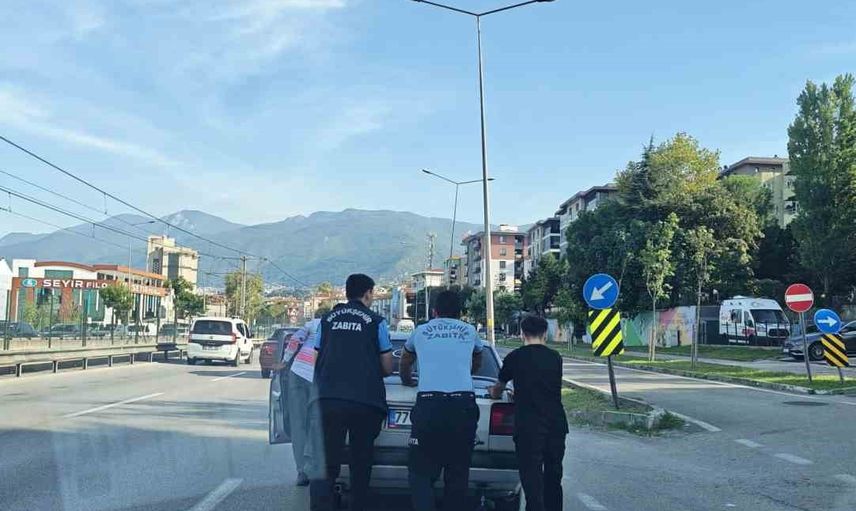 Bursa’da zabıta ekiplerinden dayanışma: yolda kalan aracı itti