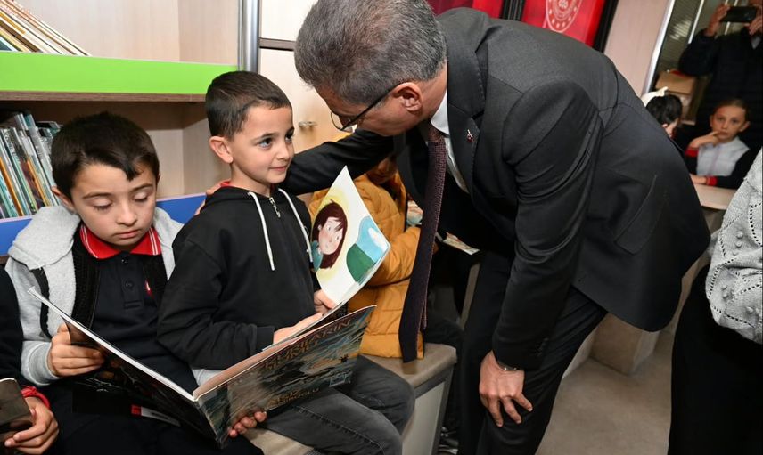 Vali Aydın Baruş gezici kütüphanede çocuklarla buluştu