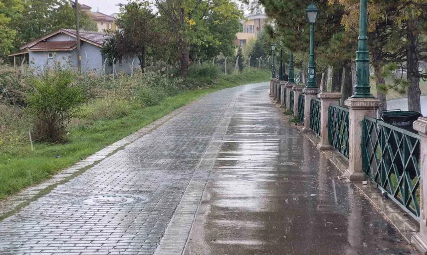 Eskişehir'de öğle yağmuru parklarda sessizlik yarattı