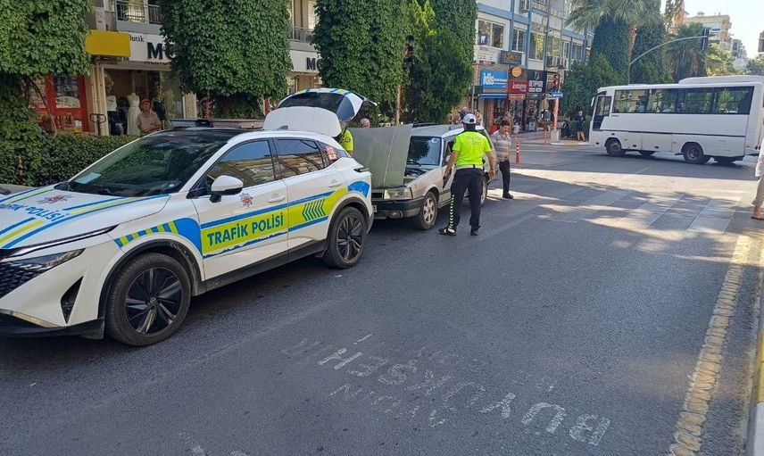 Kavşakta zincirleme çarpışma: Aydın Efeler'de üç araçta maddi hasar