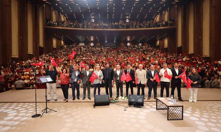Gazianteplilerle buluşan Ahmet Şafak Şahinbey'de duygulu ve coşkulu bir gece yaşattı