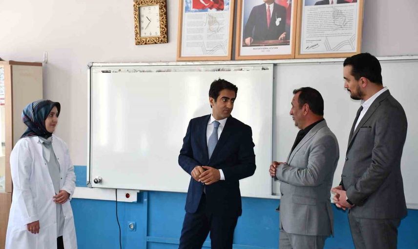 Eğitime ilk gün mesaisi: Aslantatar okulları ziyaret etti